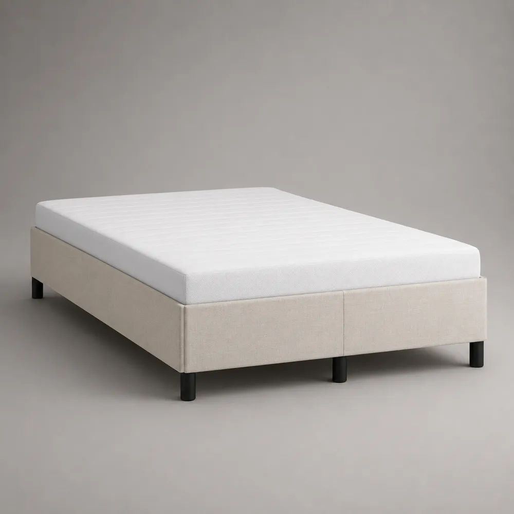 Lit double rembourré en tissu beige avec matelas et pieds en métal noirs, couchage 140 × 190 cm, dimensions 196 × 146 × 52 cm
