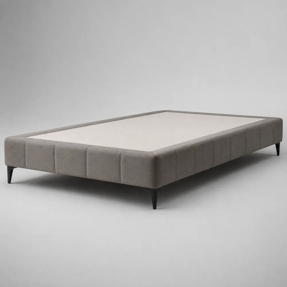 Cadre de lit double rembourré en tissu gris et métal noir, sans tête de lit, couchage 160 x 200 cm, dimensions 210 x 170 x 35 cm