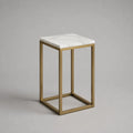 Table d’appoint carrée en marbre blanc et métal doré, 35 × 35 × 55 cm