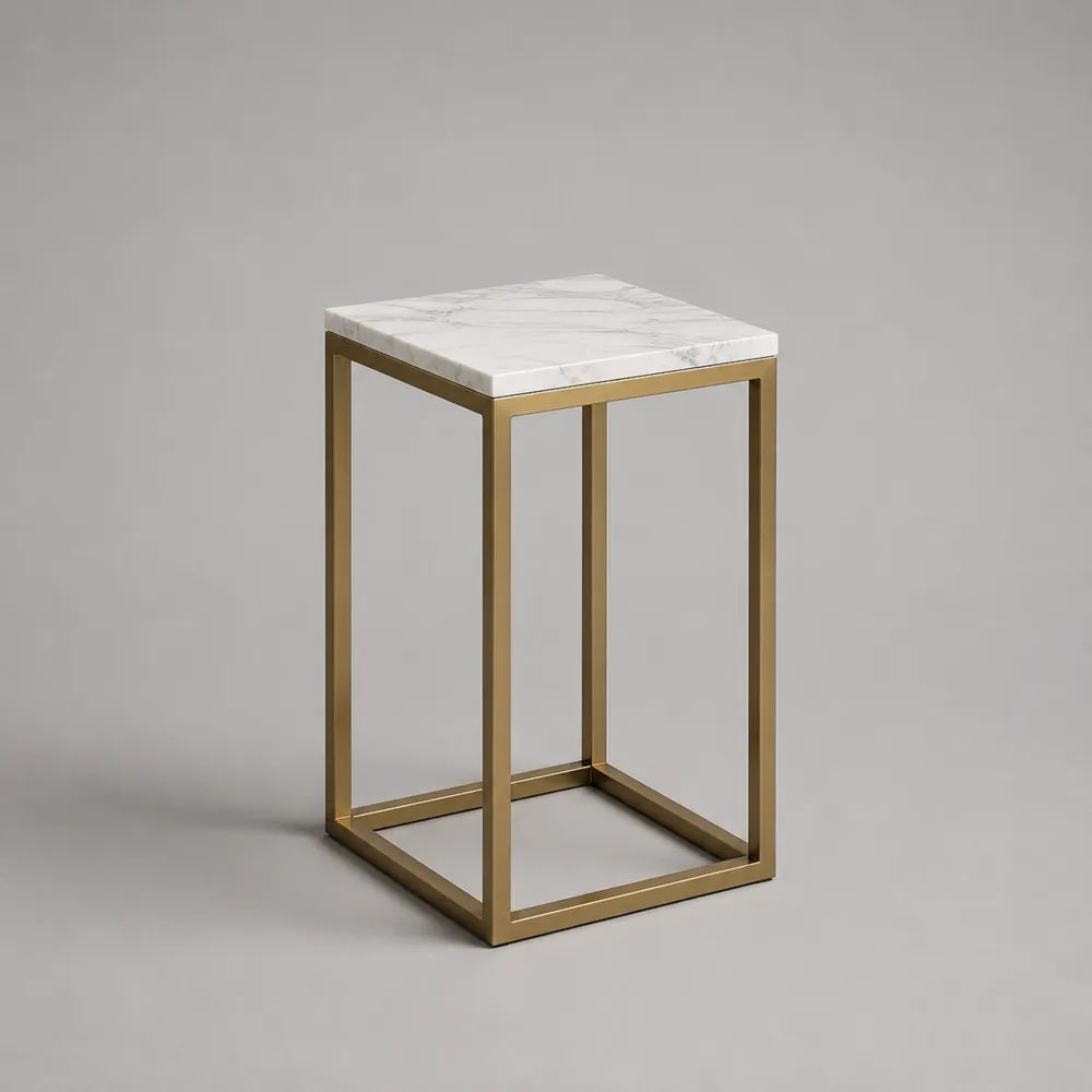 Table d’appoint carrée en marbre blanc et métal doré, 35 × 35 × 55 cm